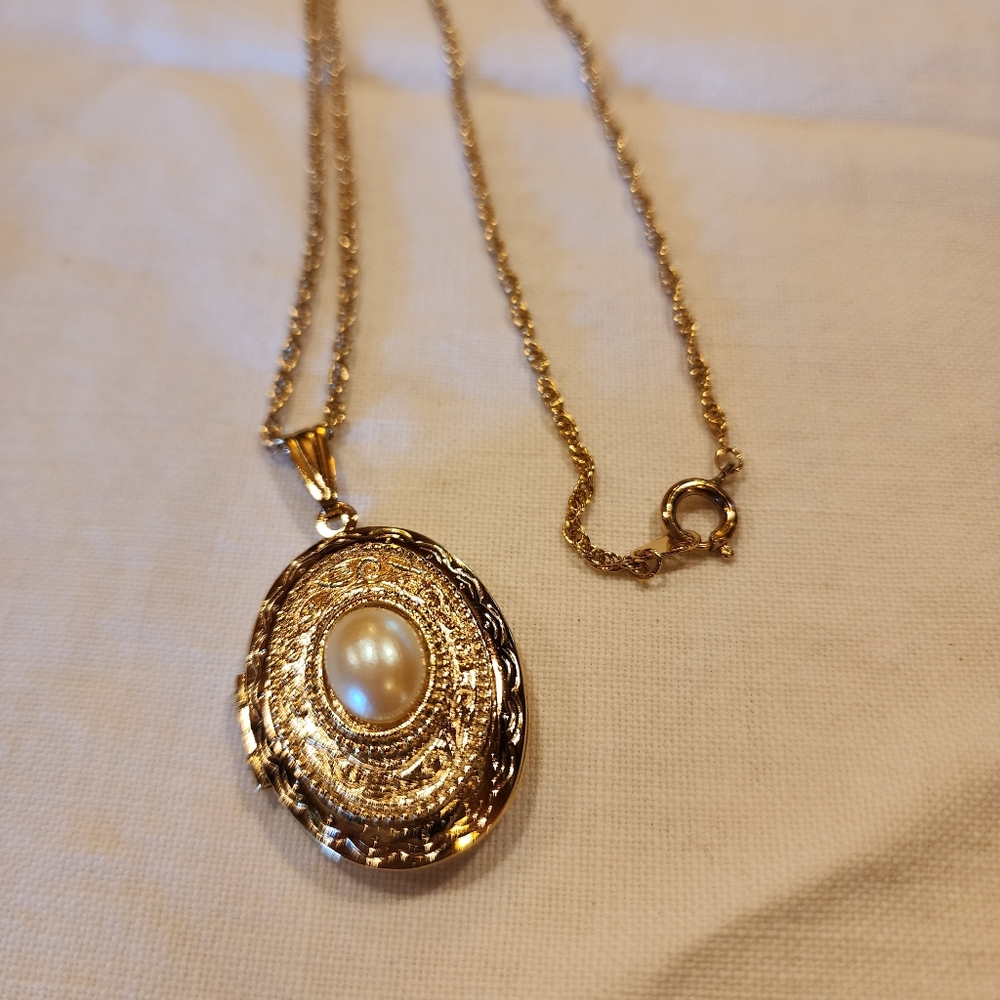 Elegant Gold Tone Locket Pendant Necklace with Pearl